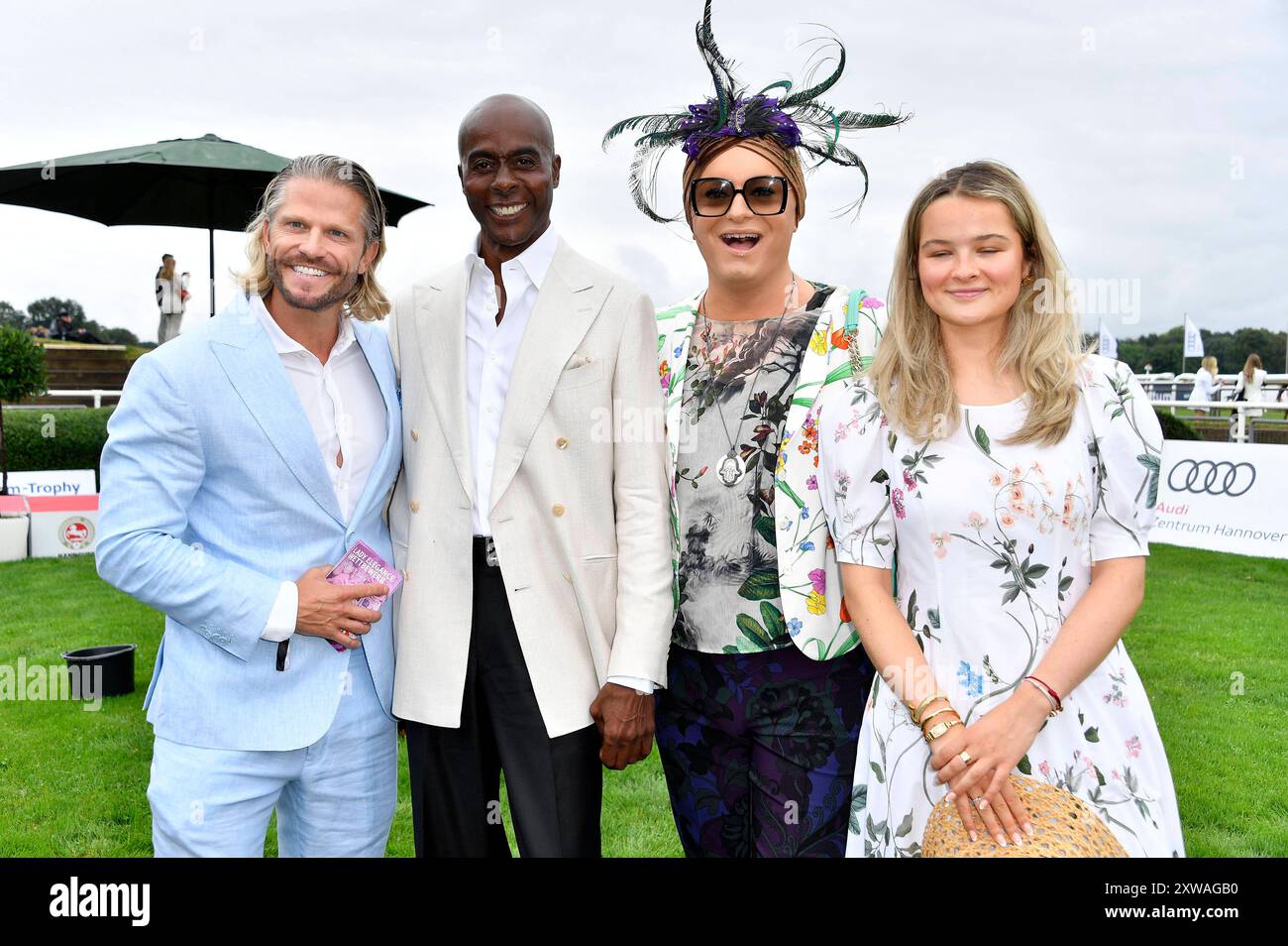 Paul Janke, Bruce Darnell, Julian F. M. Stoeckel und Nele Ludowig Roeffen beim Audi Ascot Renntag 2024 auf der Galopprennbahn Neue Bult. Hannover-Langenhagen, 18.08.2024 *** Paul Janke, Bruce Darnell, Julian F M Stoeckel e Nele Ludowig Roeffen all'Audi Ascot Race Day 2024 all'ippodromo Neue Bult di Hannover Langenhagen, 18 08 2024 foto:Xn.xKubelkax/xFuturexImagex renntag 4826 Foto Stock