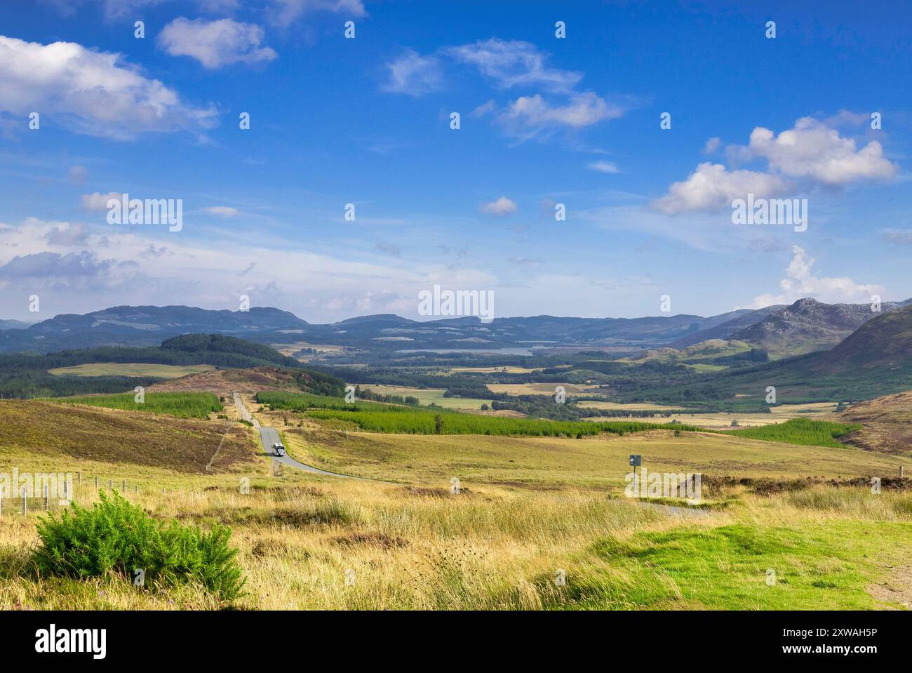 2 settembre 2022: Scottish Highlands, Regno Unito - Un pullman turistico attraversa il magnifico paesaggio delle Highlands scozzesi, sul Militar del generale Wade Foto Stock