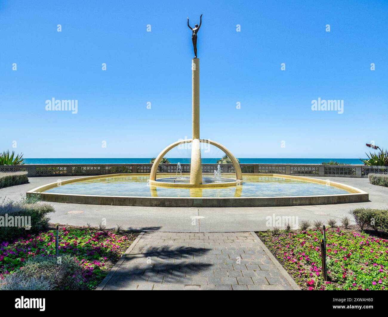 5 dicembre 2022: Napier, Hawkes Bay, nuova Zelanda - la scultura e fontana Spirit of Napier, in Marine Parade, ambientata in un bellissimo giardino. Glorioso... Foto Stock