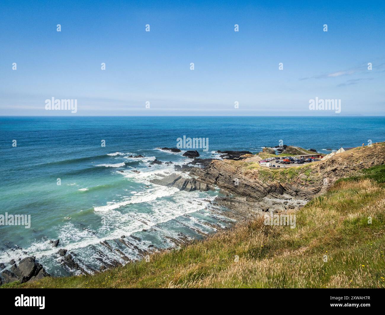 Hartland Quay, un ex villaggio portuale sulla costa atlantica del Devon meridionale, dal sentiero della costa sud-occidentale. Foto Stock