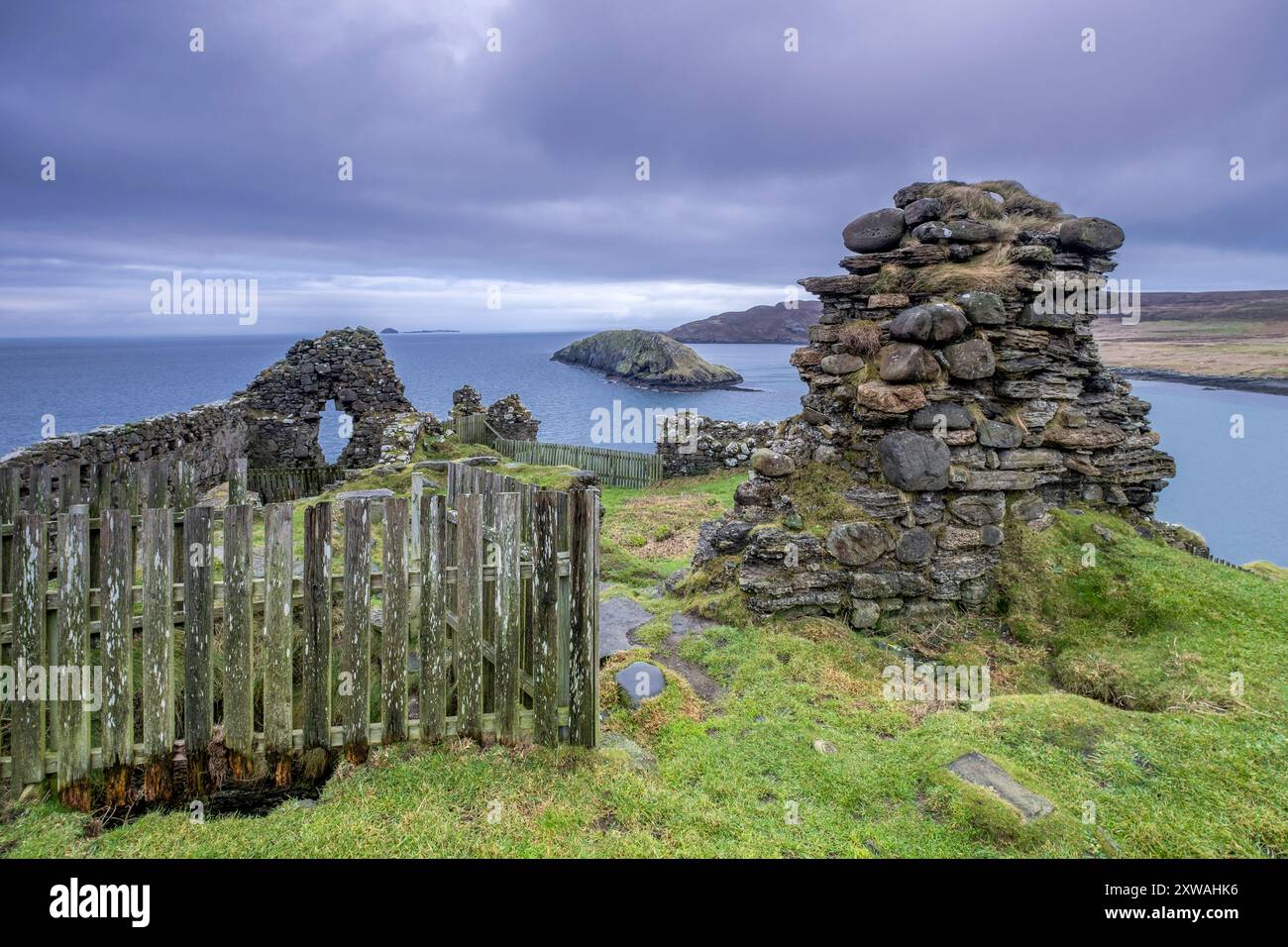Castello di Duntulm, costa settentrionale di Trotternish, isola di Skye, Highlands, Scozia, Regno Unito Foto Stock