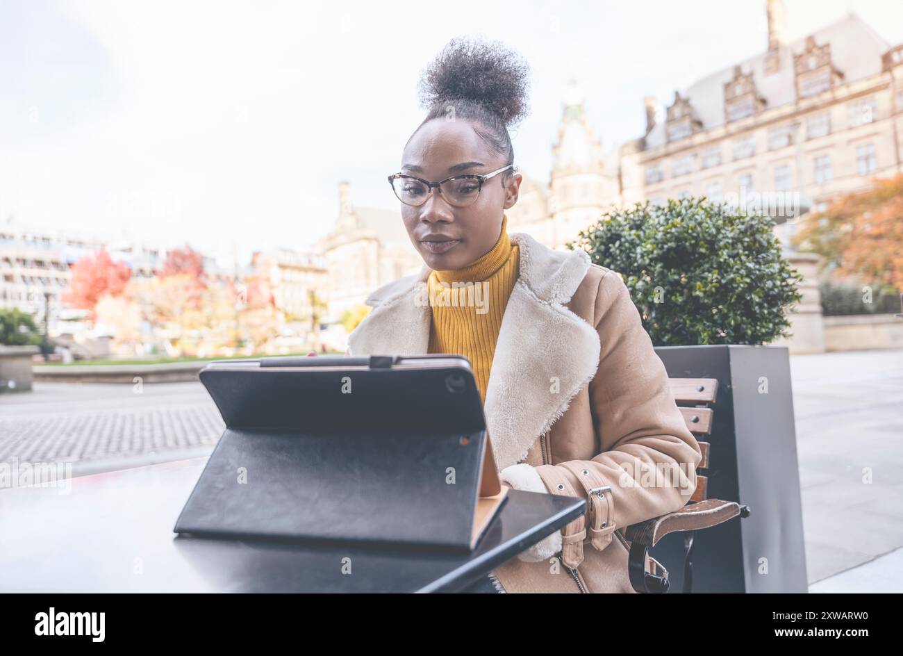 formazione studentesca femminile che studia lavorando utilizzando un computer portatile in un bar Foto Stock