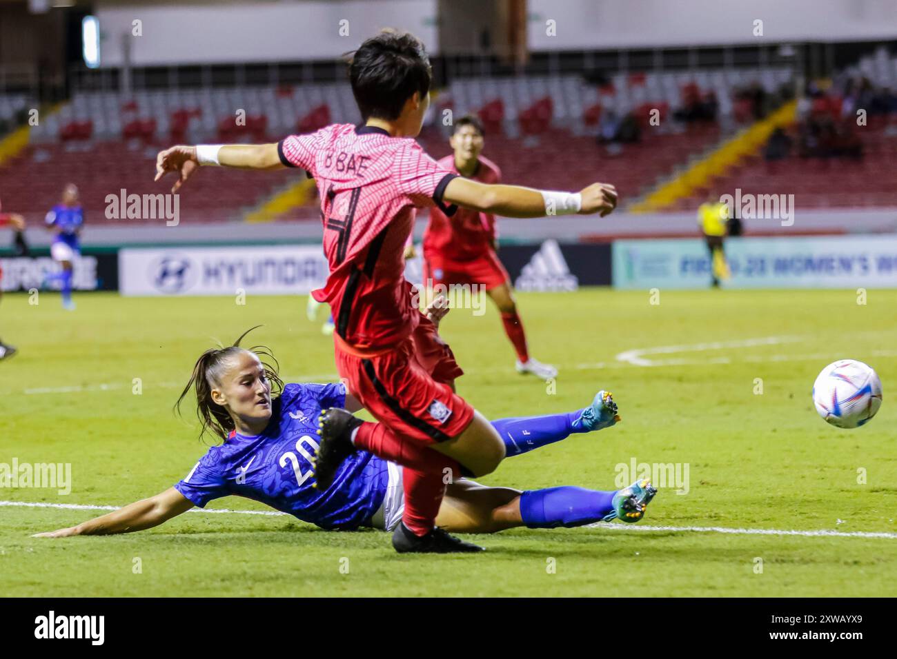 Yebin Bae della Repubblica di Corea e Megane Hoeltzel della Francia durante la partita di Coppa del mondo femminile FIFA U-20 Costa Rica Francia contro Repubblica di Corea il 17 agosto Foto Stock