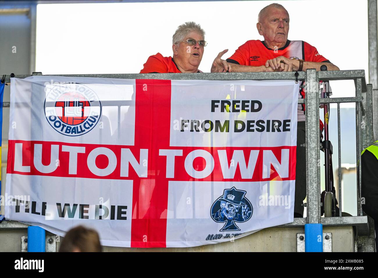 I tifosi del Luton durante il match di campionato tra Portsmouth e Luton Town a Fratton Park , Portsmouth , Regno Unito - 17 agosto 2024 Photo Simon Dack / Telephoto Images. Solo per uso editoriale. Niente merchandising. Per le immagini di calcio si applicano restrizioni fa e Premier League inc. Non è consentito l'utilizzo di Internet/dispositivi mobili senza licenza FAPL. Per ulteriori dettagli, contattare Football Dataco Foto Stock