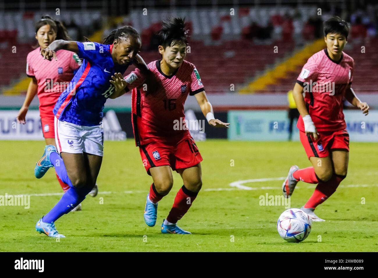 Manssita Traore di Francia e Dain Han della Repubblica di Corea durante la partita Francia contro Repubblica di Corea del 17 agosto della Coppa del mondo femminile FIFA U-20, Foto Stock