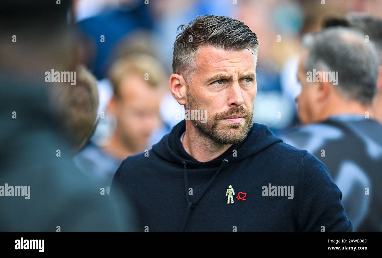 Il manager di Luton Rob Edwards durante il match di campionato tra Portsmouth e Luton Town a Fratton Park , Portsmouth , Regno Unito - 17 agosto 2024 Photo Simon Dack / Telephoto Images. Solo per uso editoriale. Niente merchandising. Per le immagini di calcio si applicano restrizioni fa e Premier League inc. Non è consentito l'utilizzo di Internet/dispositivi mobili senza licenza FAPL. Per ulteriori dettagli, contattare Football Dataco Foto Stock