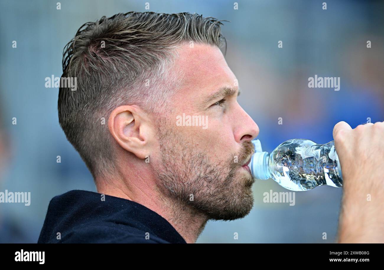 Il manager di Luton Rob Edwards durante il match di campionato tra Portsmouth e Luton Town a Fratton Park , Portsmouth , Regno Unito - 17 agosto 2024 Photo Simon Dack / Telephoto Images. Solo per uso editoriale. Niente merchandising. Per le immagini di calcio si applicano restrizioni fa e Premier League inc. Non è consentito l'utilizzo di Internet/dispositivi mobili senza licenza FAPL. Per ulteriori dettagli, contattare Football Dataco Foto Stock