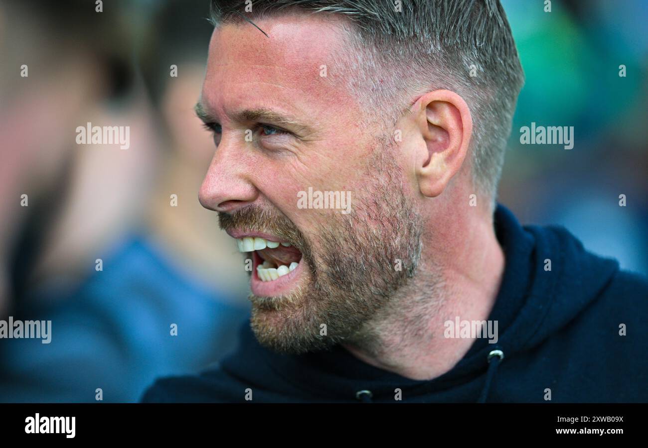 Il manager di Luton Rob Edwards durante il match di campionato tra Portsmouth e Luton Town a Fratton Park , Portsmouth , Regno Unito - 17 agosto 2024 Photo Simon Dack / Telephoto Images. Solo per uso editoriale. Niente merchandising. Per le immagini di calcio si applicano restrizioni fa e Premier League inc. Non è consentito l'utilizzo di Internet/dispositivi mobili senza licenza FAPL. Per ulteriori dettagli, contattare Football Dataco Foto Stock