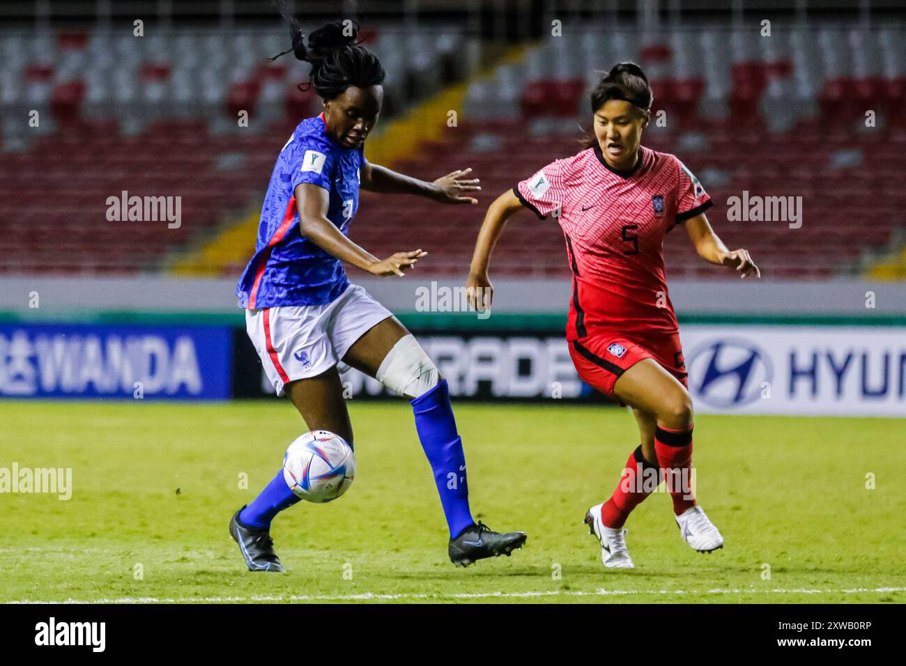 Esther Mbakem Niaro francese e Suin Lee della Repubblica di Corea durante la partita di Coppa del mondo femminile FIFA U-20 Costa Rica Francia contro Repubblica di Corea ad agosto Foto Stock