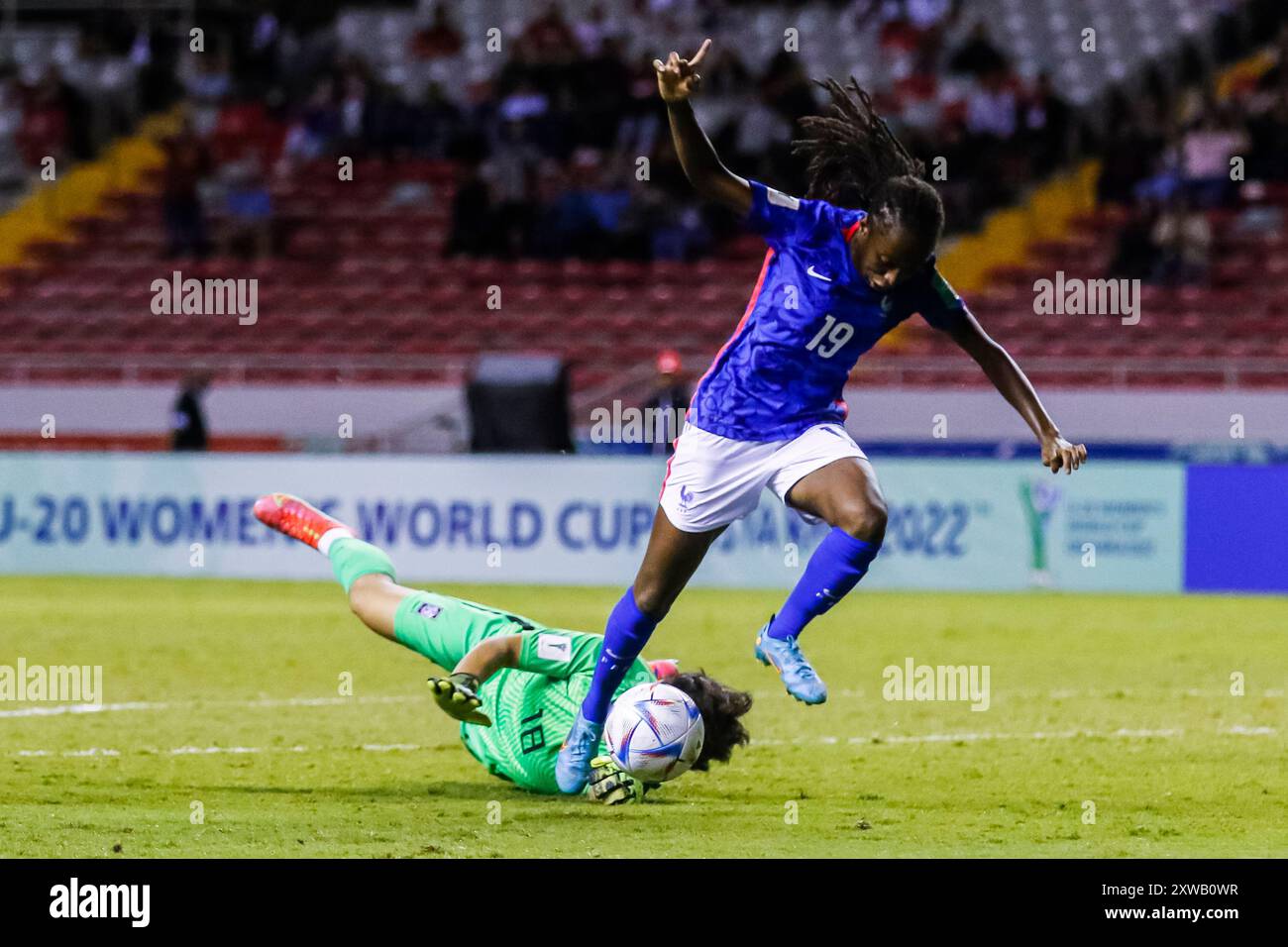 Portiere Kyeonghee Kim della Repubblica di Corea e Manssita Traore della Francia durante la partita di Coppa del mondo femminile FIFA U-20 Costa Rica Francia contro Corea Republ Foto Stock