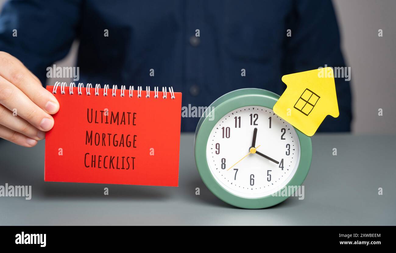 Il concetto ultimo della lista di controllo sui mutui. Guida completa che illustra tutti i passaggi e i documenti essenziali per garantire un'ipoteca. Appunti in mano a. Foto Stock