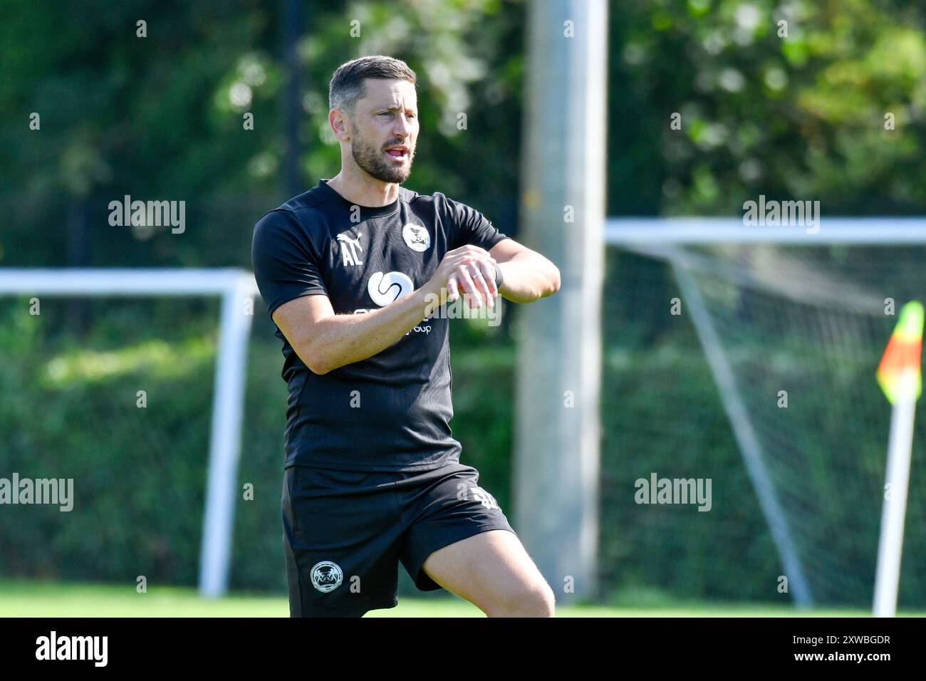 Landore, Swansea, Galles. 16 agosto 2024. Anthony Limbrick Peterborough, Lead Coach della fase di sviluppo professionale della United Academy durante il warm-up pre-match prima della partita Under 18 Professional Development League tra Swansea City e Peterborough United al JOMA High Performance Centre di Landore, Swansea, Galles, Regno Unito, il 16 agosto 2024. Crediti: Duncan Thomas/Majestic Media. Foto Stock