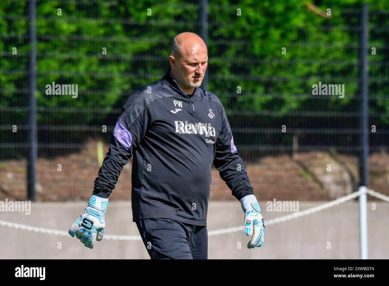 Landore, Swansea, Galles. 16 agosto 2024. Paul Whitfield Swansea City Under 18 allenatore portiere durante il riscaldamento pre-partita prima della partita Under 18 Professional Development League tra Swansea City e Peterborough United al JOMA High Performance Centre di Landore, Swansea, Galles, Regno Unito, il 16 agosto 2024. Crediti: Duncan Thomas/Majestic Media. Foto Stock