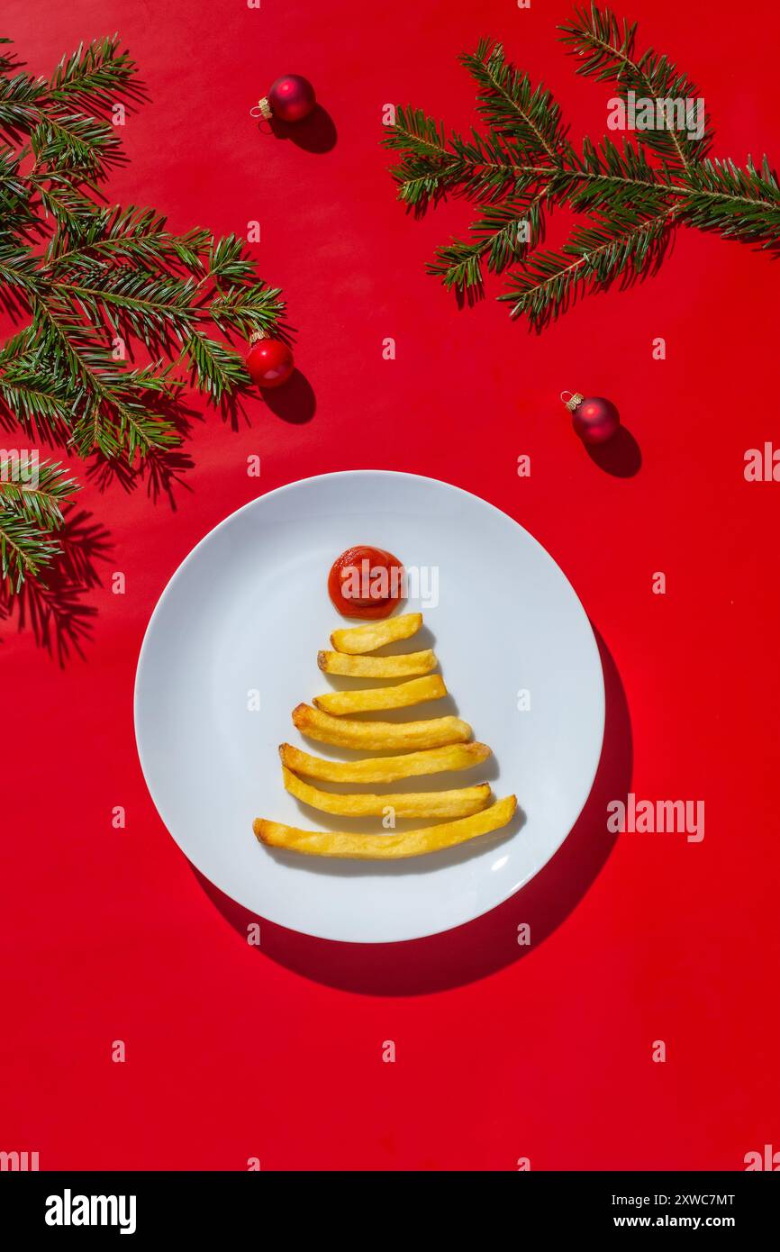 Piatto natalizio: Patatine fritte a forma di albero di Natale Foto Stock