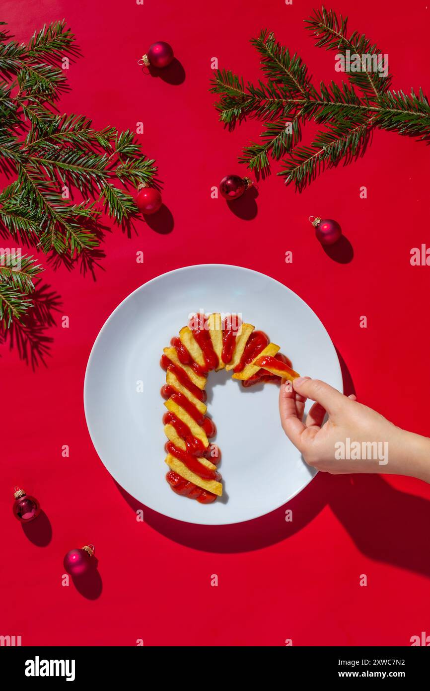 Christmas Candy cane Fries con ketchup. Concetto creativo di Natale Foto Stock