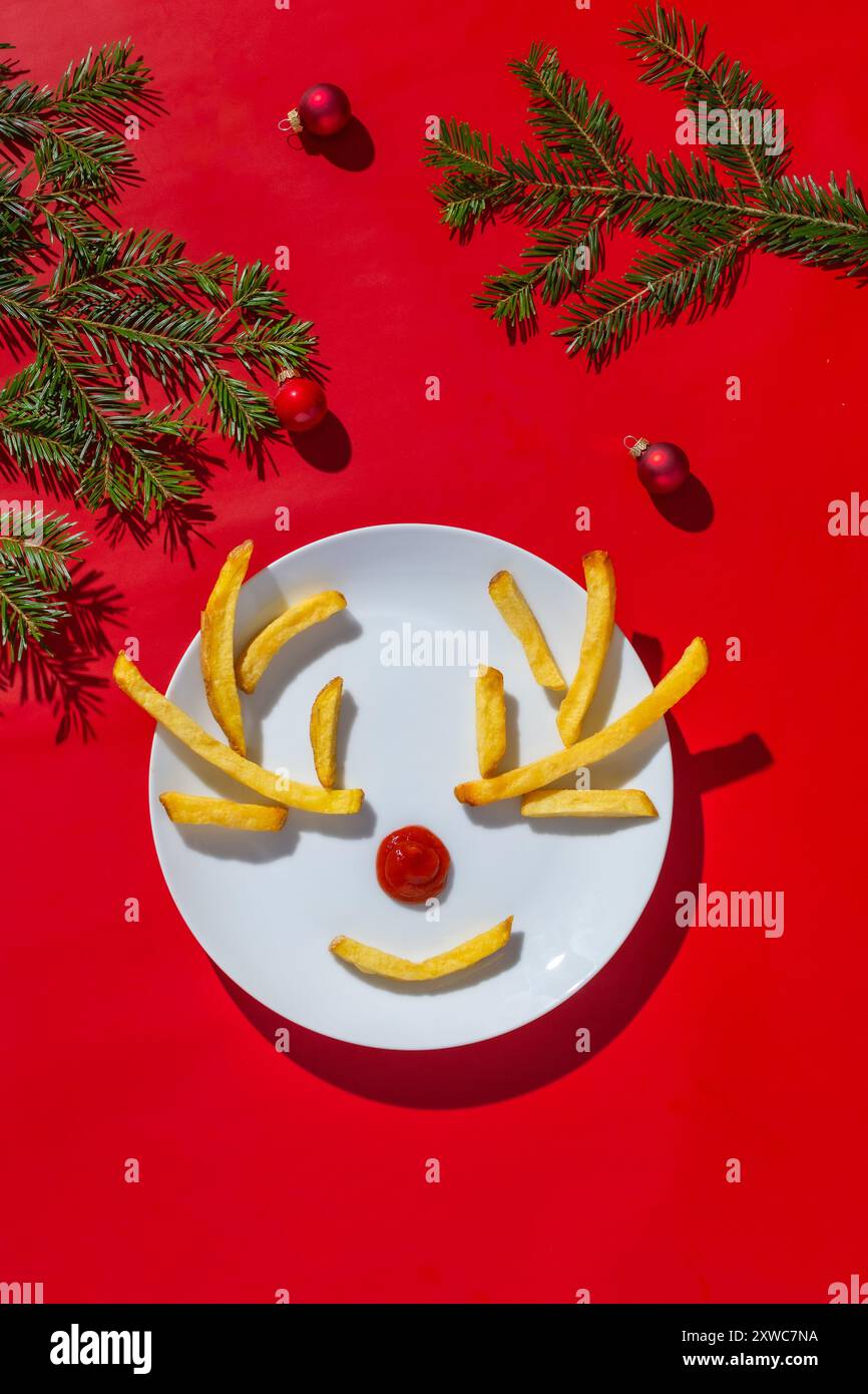 Sfondo natalizio : patatine fritte di Rudolph con ketchup. Concetto creativo Foto Stock