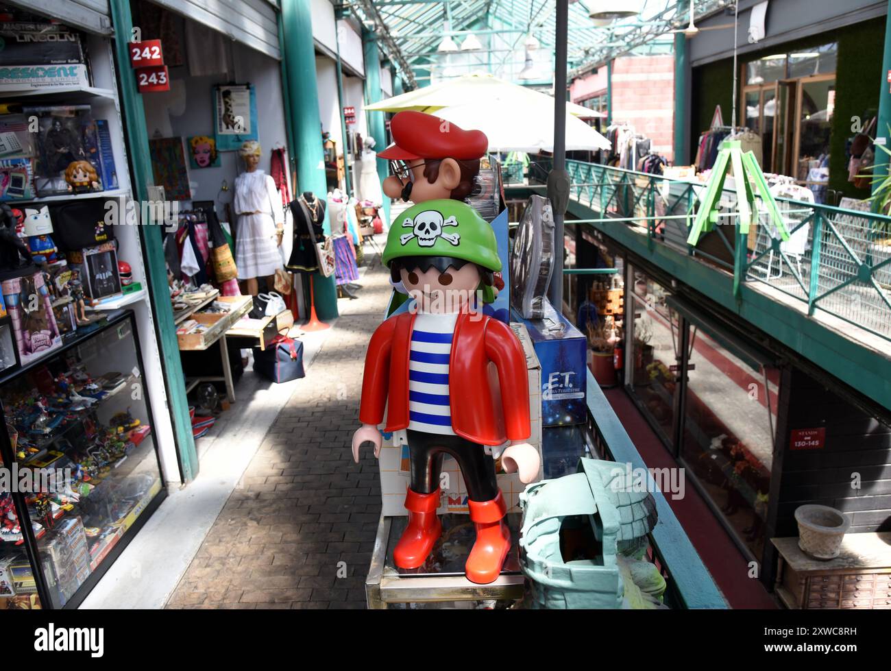 Saint-Ouen-sur-Seine (zona di Parigi): Mercato delle pulci di Saint-Ouen “marche aux puces”. Personaggio LEGO in un corridoio e negozi di antiquariato Foto Stock