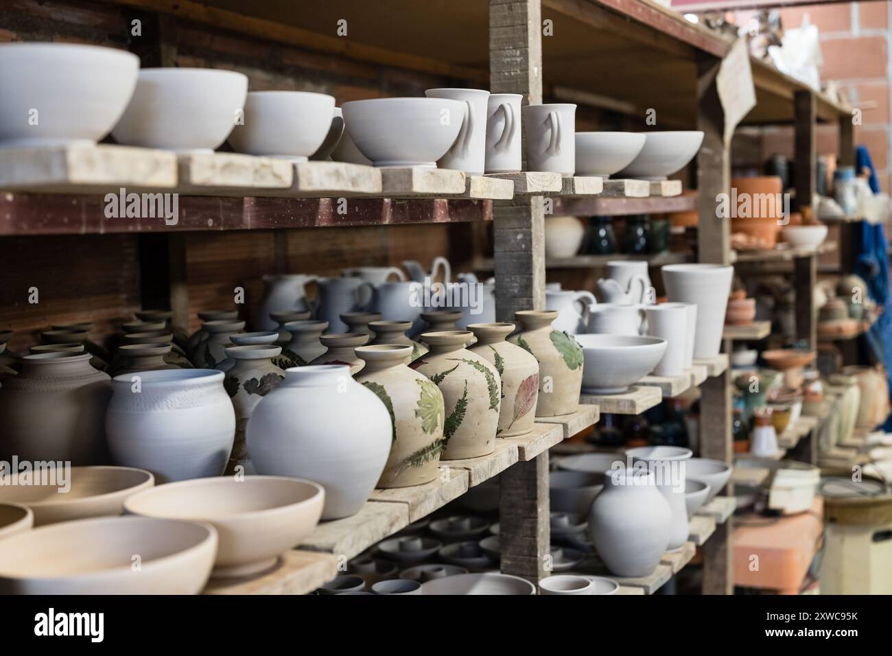 Soulaines-Dhuys (Francia nord-orientale): Il laboratorio di vasaio Tuilerie Poterie Royer, dove l'argilla è stata modellata utilizzando tecniche ancestrali per il gene 6 Foto Stock