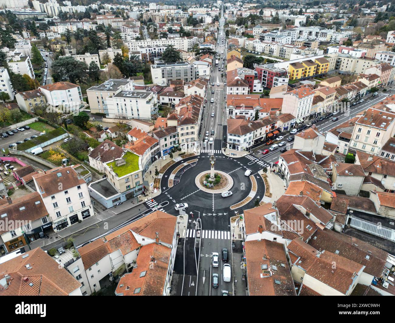 Tassin-la-Demi-Lune (Francia centro-orientale), 2023/12/05: Veduta aerea di piazza Place de l'Horloge, punto caldo del traffico nella parte occidentale di Lione (47.000 veicoli p Foto Stock