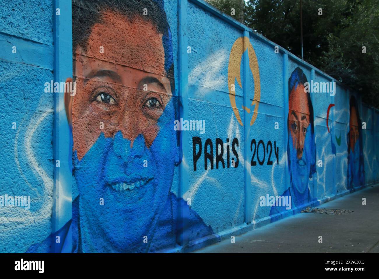 Un murale in onore dei 67 atleti messicani paralimpici che parteciperanno alla diciassettesima edizione dei Giochi paralimpici, che si svolgeranno a Parigi da agosto 28, è stato visto su Viaducto Tlalpan nel sud di città del Messico. Credito: SOPA Images Limited/Alamy Live News Foto Stock