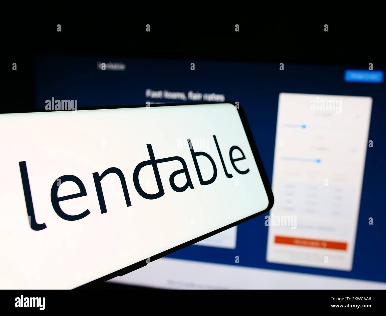 Telefono cellulare con logo della società britannica Lendable Ltd. Di fronte al sito Web aziendale. Messa a fuoco al centro del display del telefono. Foto Stock