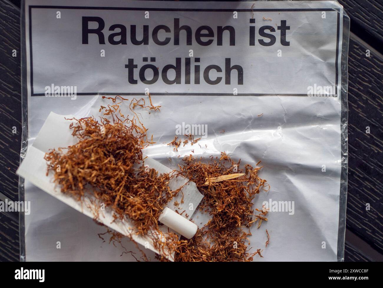 Il cartello del fumo uccide su un pacchetto tedesco di tabacco Foto Stock