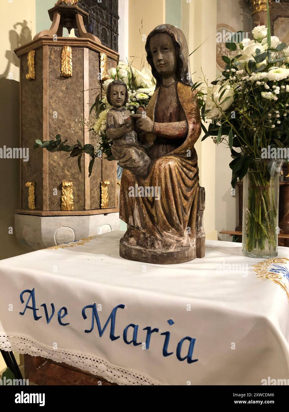 La Wandermadonna (Madonna vagante), una venerata statua lignea di 40 cm della Vergine Maria nella chiesa parrocchiale di Dürnbach, Austria. Foto Stock