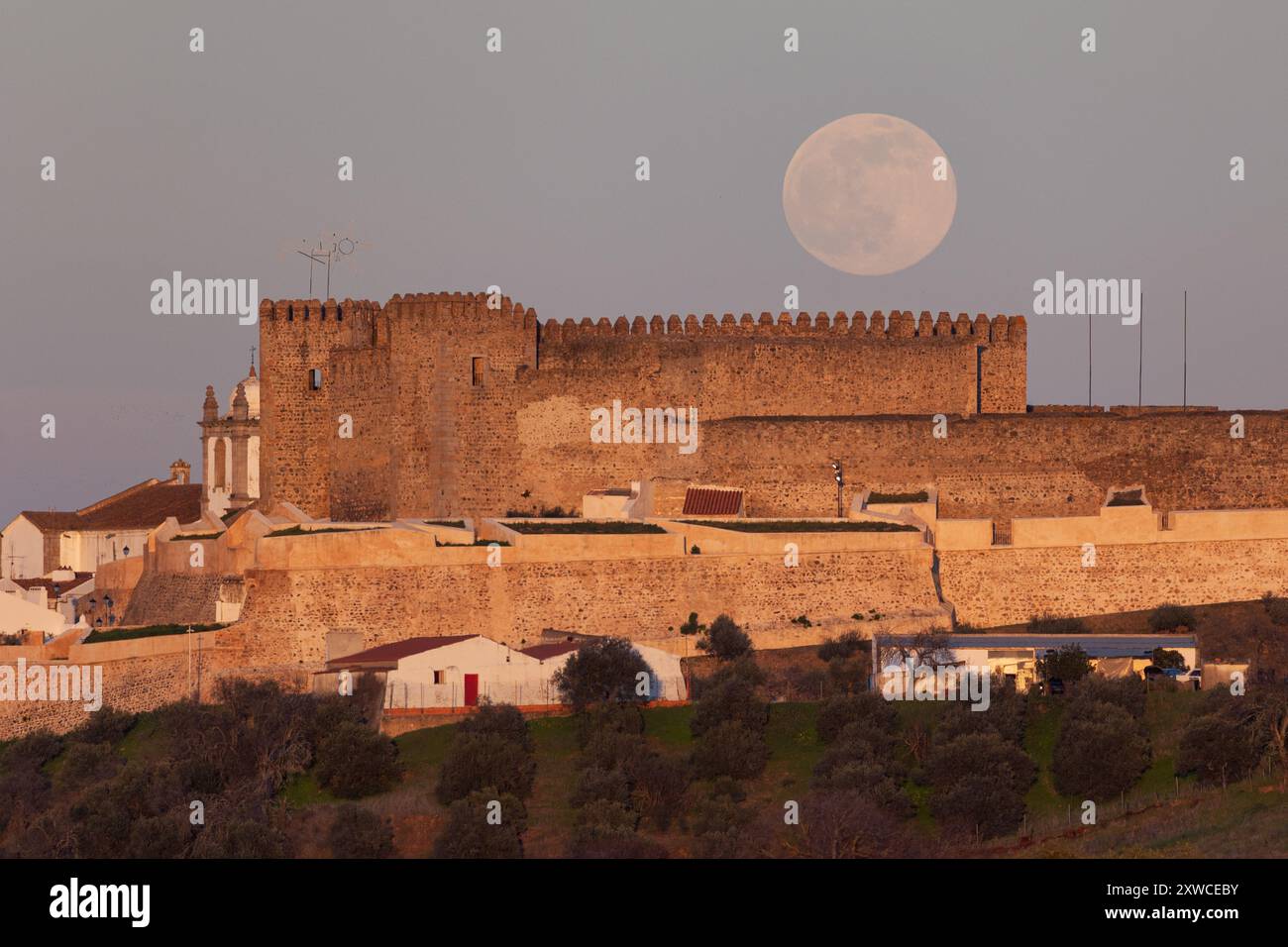 luna sopra l'astronomia medievale del castello Foto Stock