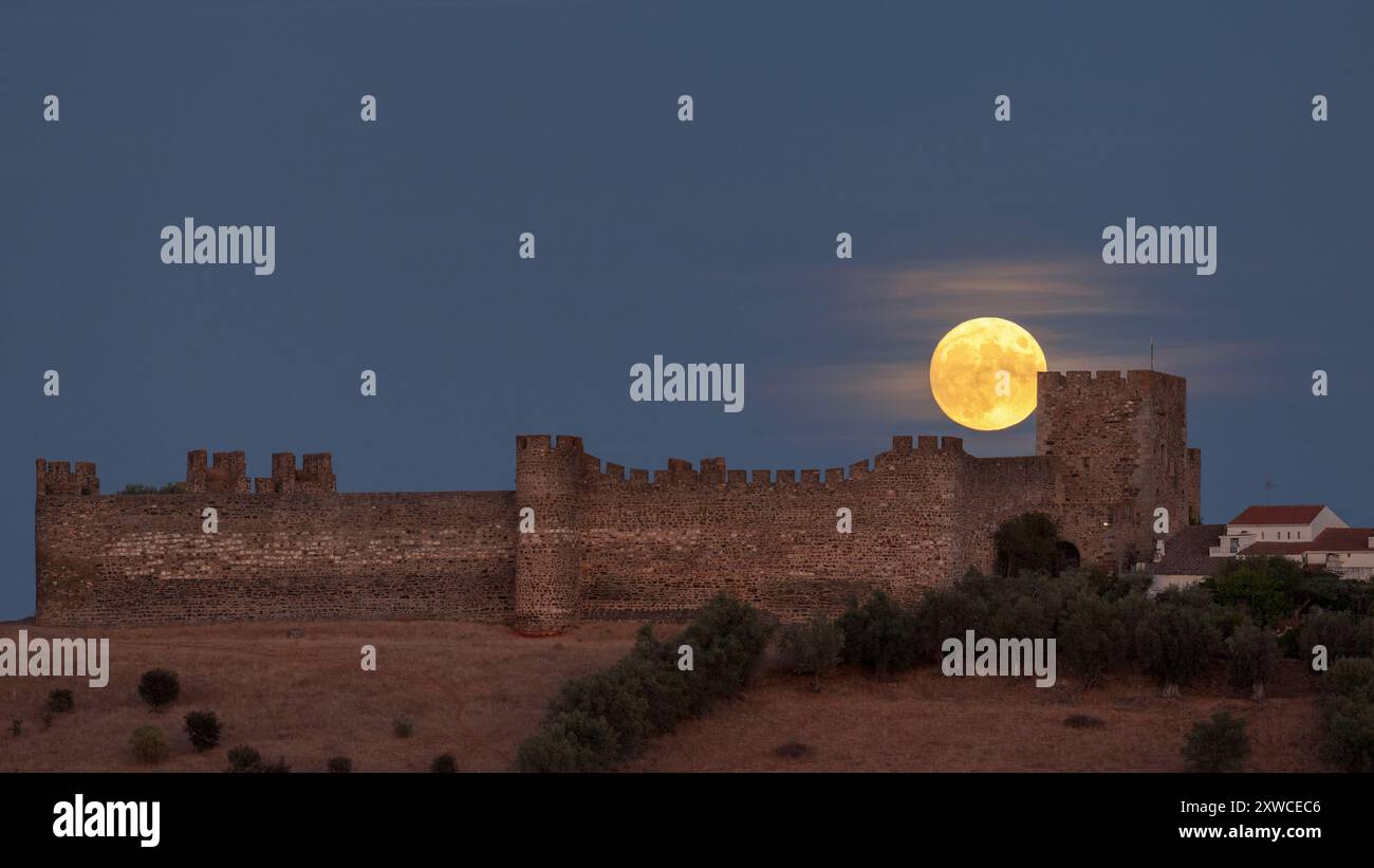 luna sopra l'astronomia medievale del castello Foto Stock