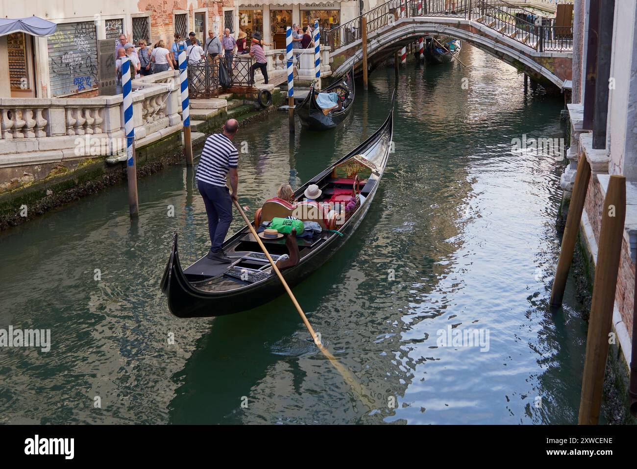 Tour dei canali di Venezia: Gondola, ponte e folle Foto Stock