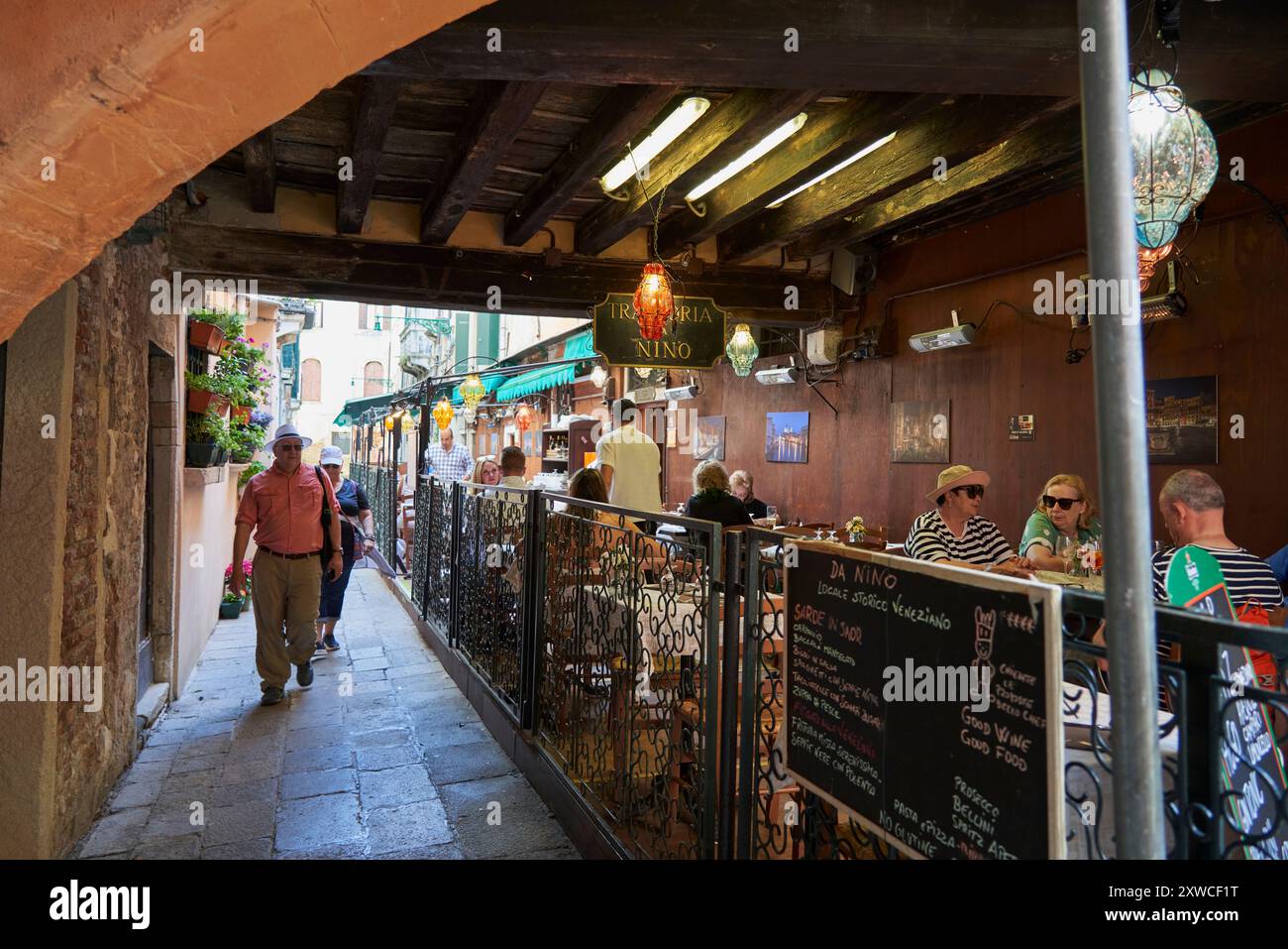 Venetian Alley Bistro Charm - atmosfera intima Foto Stock