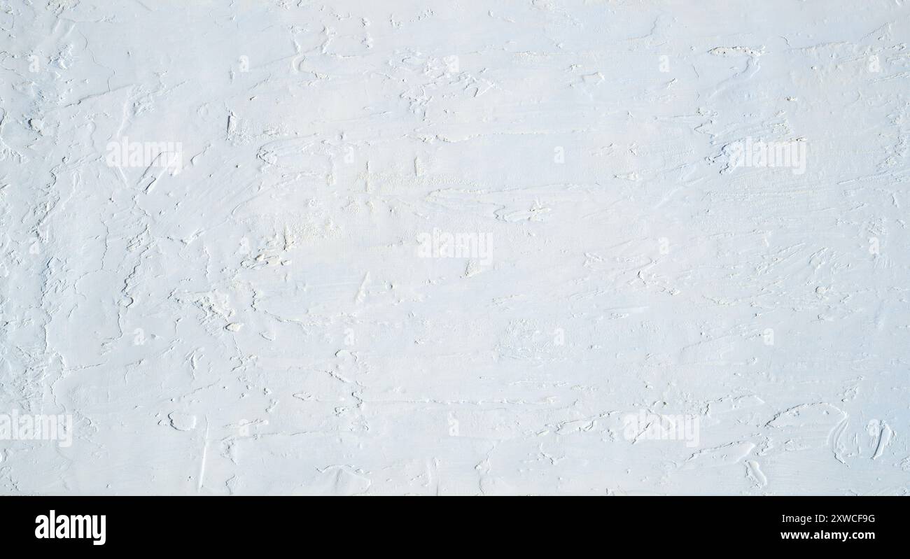 Sfondo o immagine reale di una finitura in gesso testurizzata bianca. Una superficie ruvida. Foto Stock
