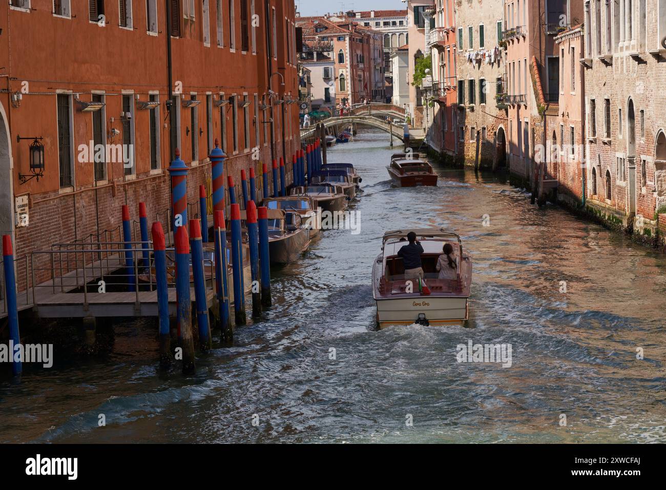 Giro sui canali veneziani: Viaggio sereno sul canale navigabile a Venezia Foto Stock