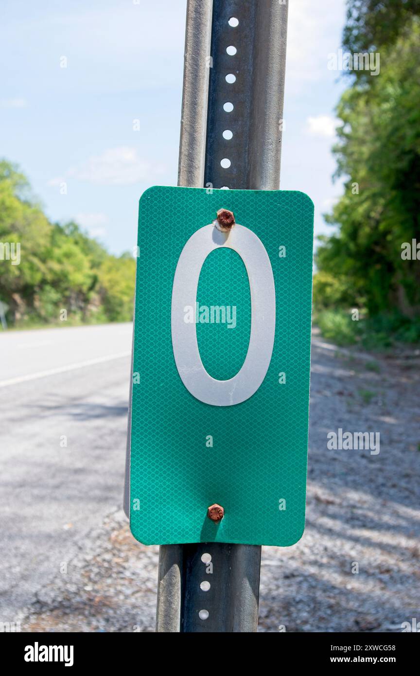 Primo piano del contrassegno del miglio zero su un cartello autostradale Foto Stock