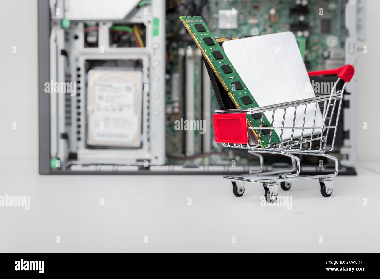 Vista chiusa dei componenti del PC nel carrello. Concetto di aggiornamento del computer Foto Stock