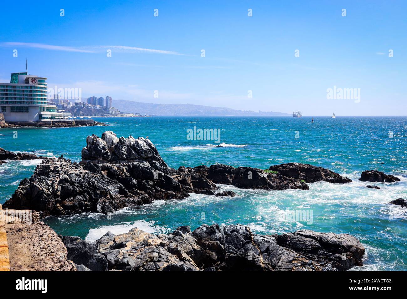 Splendida costa dell'Oceano Pacifico vicino a Vina del Mar, Cile Foto Stock