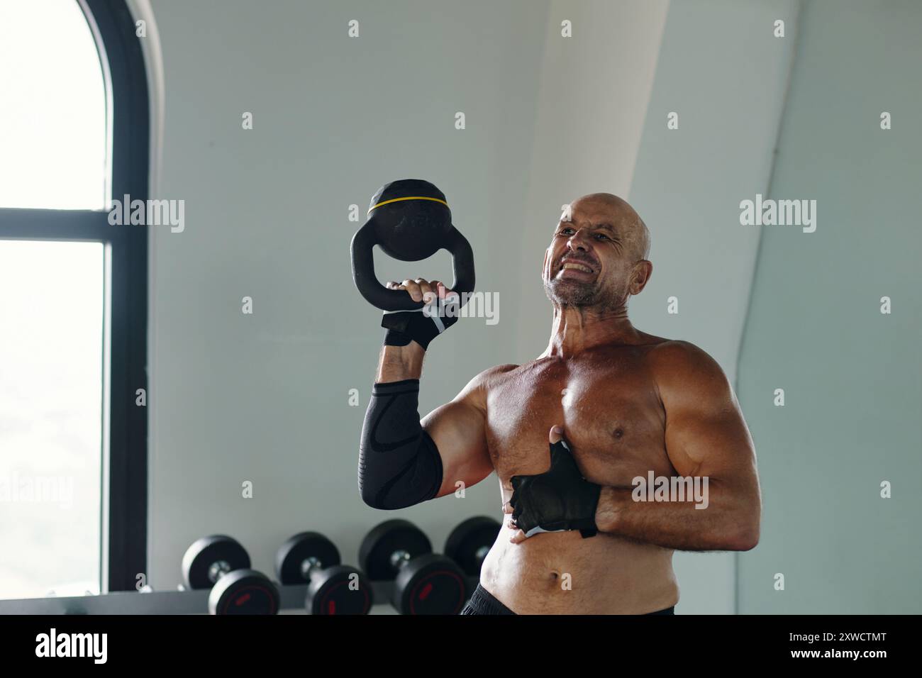 L'uomo il sollevamento pesi nella palestra Foto Stock