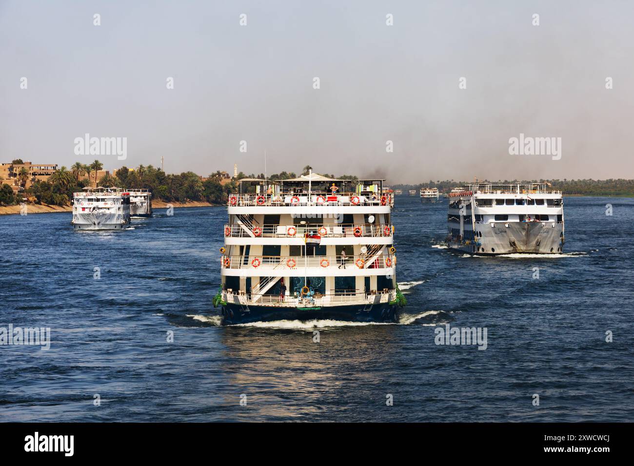 Convoglio di navi da crociera sul Nilo da Luxor alla diga di Assuan, Egitto Foto Stock