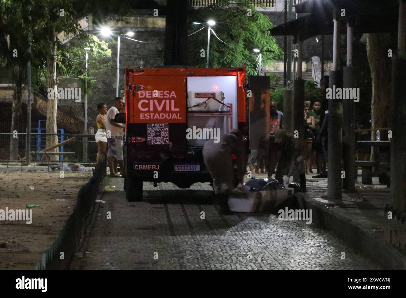 19 agosto 2024, Rio De Janeiro, Rio De Janeiro, Brasile: Rio de Janeiro (RJ), 08/19/2024 - VIOLENZA/MORTE/RJ - Un attentato a Vila Isabel, nella zona nord di Rio, ha causato almeno cinque morti e altri due feriti, domenica sera tardi (18). L'incidente ebbe luogo a Praca Barao de Drumond, nota come Praca Sete, vicino a Morro dos Macacos Ã¢â‚¬'', controllata da Terceiro comando puro (TCP), questo lunedì, 19 agosto 2024. (Foto: JosÃƒ © Lucena/Thenews2/Zumapress) (immagine di credito: © Jose Lucena/TheNEWS2 via ZUMA Press Wire) SOLO PER USO EDITORIALE! Non per USO commerciale! Foto Stock