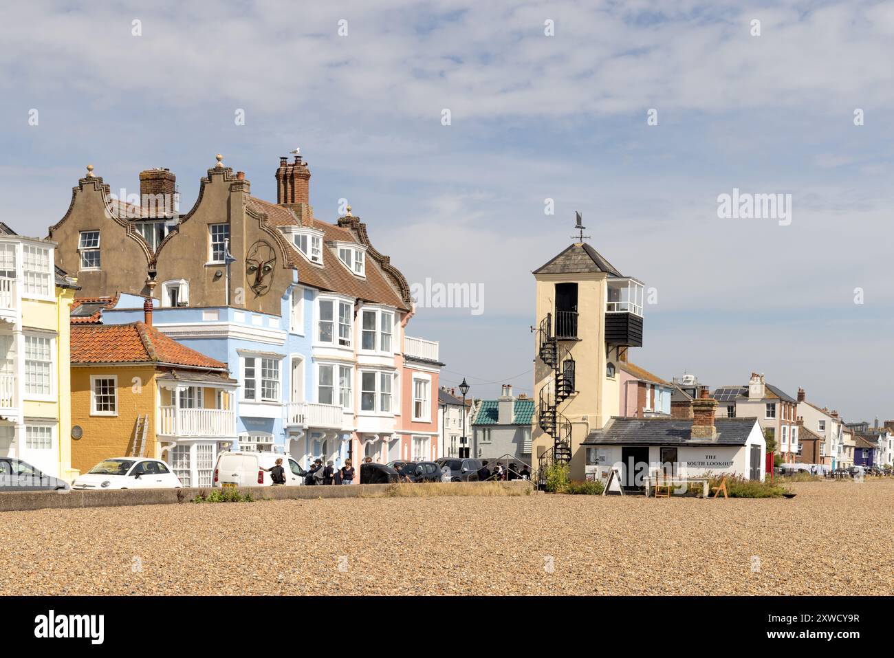 Vista degli edifici colorati e della torre South Lookout sul lungomare. Aldeburgh, Suffolk. REGNO UNITO Foto Stock