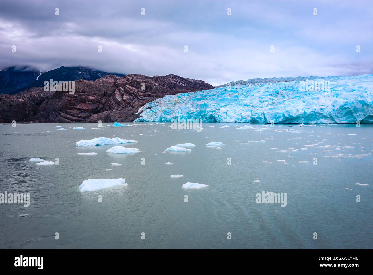 Sciogliendo il ghiaccio limpido e blu sul Glacier Gray, Cile Foto Stock