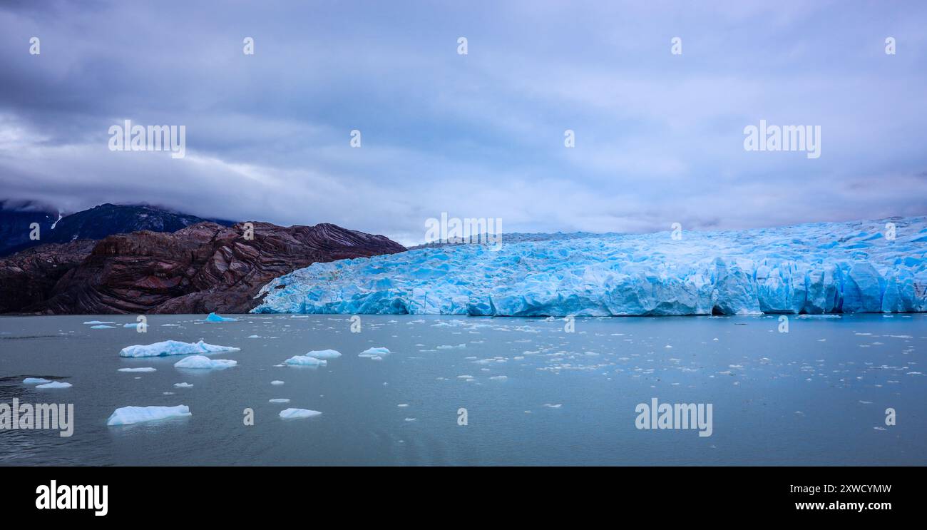 Sciogliendo il ghiaccio limpido e blu sul Glacier Gray, Cile Foto Stock