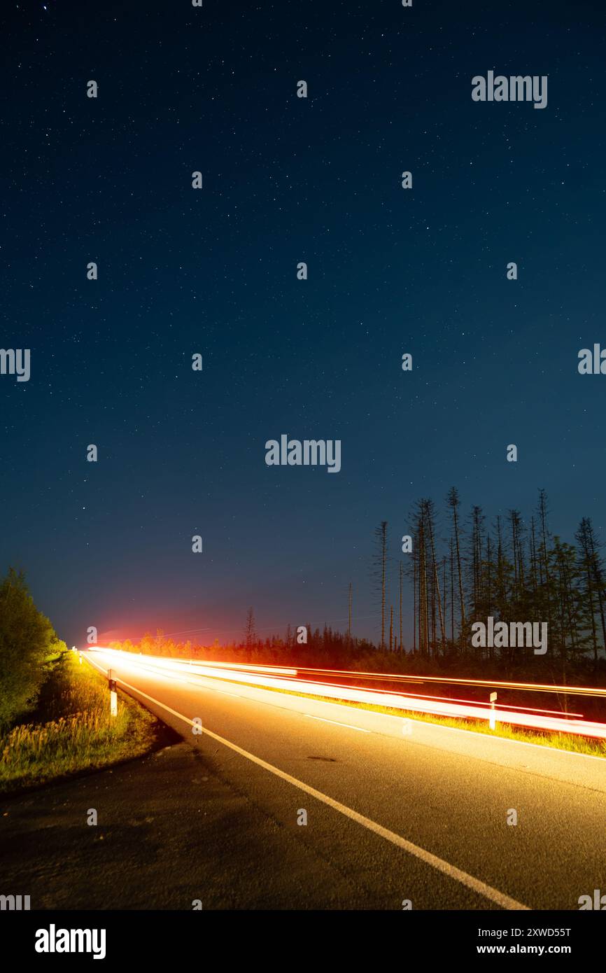 Immagine a lunga esposizione con tracce di luce e notte stellata Foto Stock