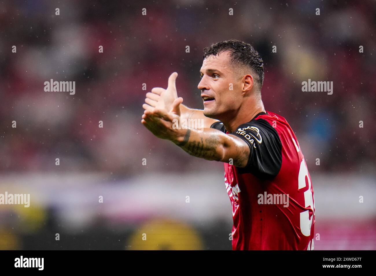 LEVERKUSEN, GERMANIA - 17 AGOSTO: Granit Xhaka del Bayer 04 Leverkusen reagisce durante la partita della DFL Supercup 2024 tra Bayer 04 Leverkusen e VfB Stuttgart al BayArena il 17 agosto 2024 a Leverkusen, Germania. (Foto di Rene Nijhuis) Foto Stock