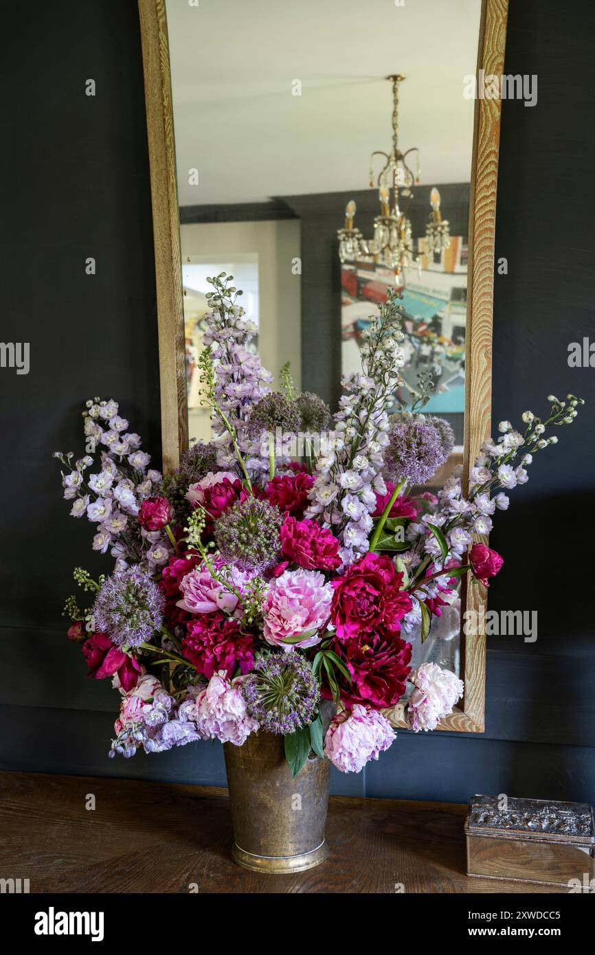 Allestimento floreale e specchio a casa di Wimbledon, a sud-ovest di Londra, Inghilterra, Regno Unito. Foto Stock