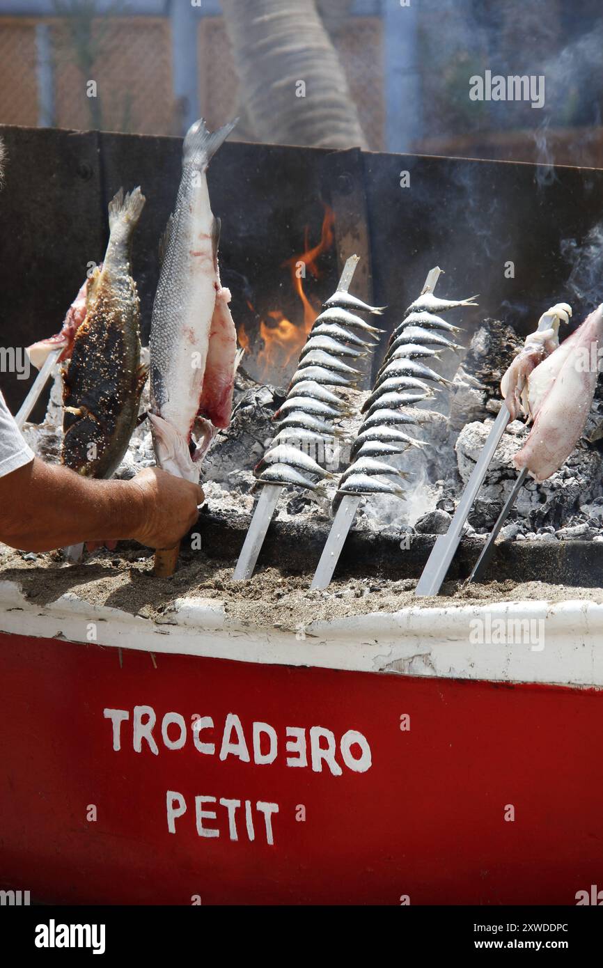 Spiedini di pesce e pesce alla griglia a Marbella, Spagna Foto Stock