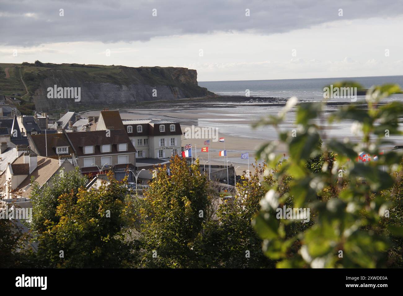 Vista sulla città di Arromanches-les-Bains, Normandia, Francia. Foto Stock