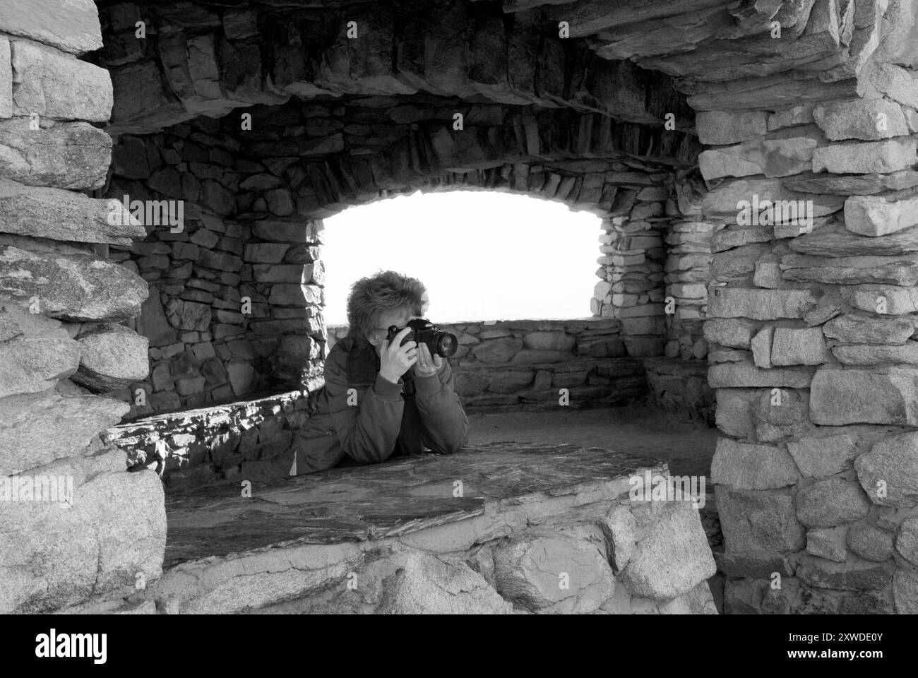 Donna caucasica di età compresa tra 50 e 60 anni che scatta una foto panoramica al Dobbins Lookout, South Mountain Park, Phoenix, Arizona, Stati Uniti. Foto Stock
