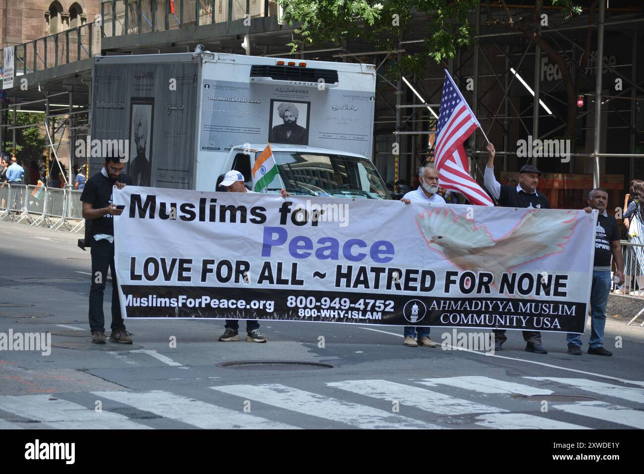 Membri di "musulmani per la pace" che marciano in occasione della parata annuale dell'India Day a New York. Foto Stock