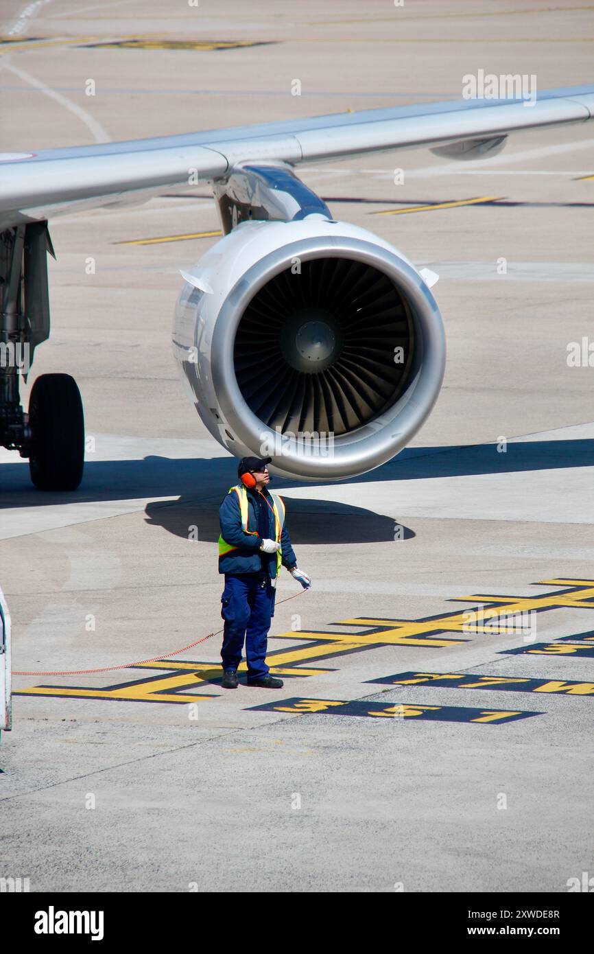 Personale aeroportuale sull'asfalto all'aeroporto di Malaga, Spagna. Foto Stock